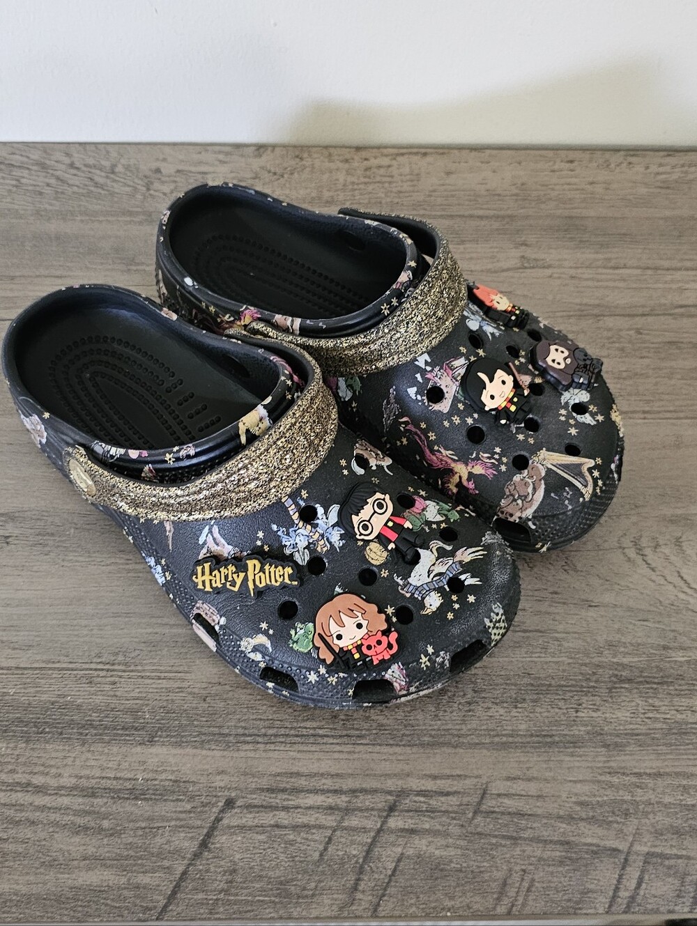 CROCS Kids Black Harry Potter Character Clogs with Gold Glitter Strap Charms J 3
